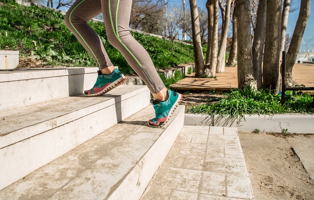 アスレチックの女性の足が階段を登る 無料の写真