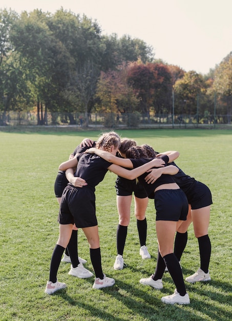 Free Photo Athletic Girls Gathering Up In A Circle