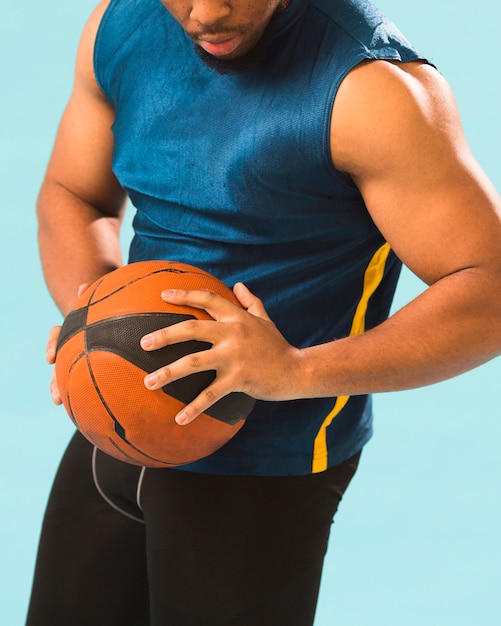 バスケットボールを保持している体操服でアスレチックの男 無料の写真