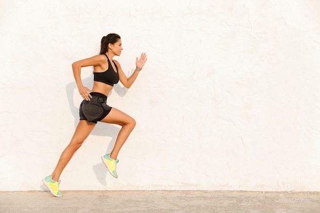 Premium Photo | Athletic womanin sportswear working out and running