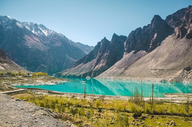 カラコルム山脈のアタバード湖 フンザ渓谷 パキスタンの有名なランドマーク プレミアム写真