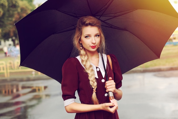 魅力的な女性は黒い傘でポーズ 無料の写真