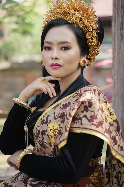 Premium Photo Attractive Woman Wearing Traditional Black Balinese Kebaya With Woven Cloth