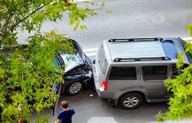 路上での自動車事故 無料の写真