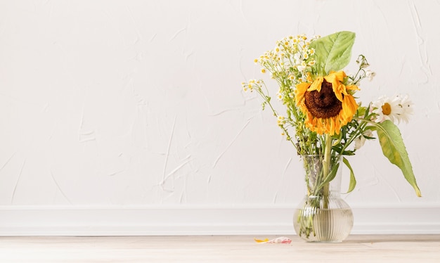 秋のコンセプト 花瓶に枯れた花とひまわりの花束 プレミアム写真
