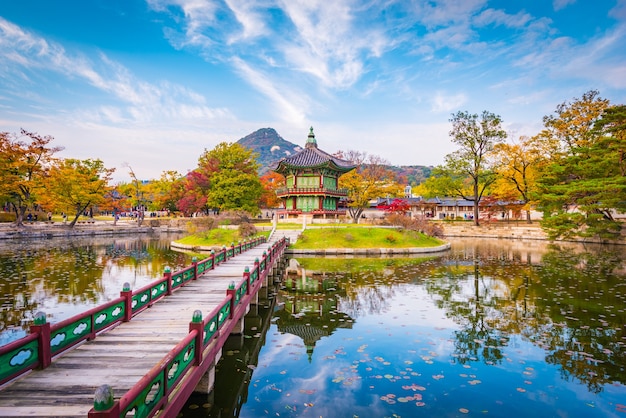 Premium Photo | Autumn of gyeongbokgung palace in seoul