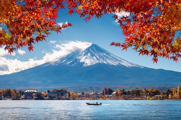 河口湖の秋の季節と富士山。  無料の写真