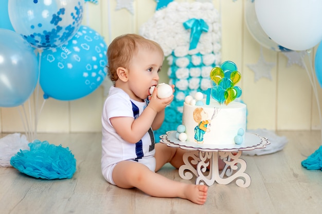 Premium Photo | Baby boy eating his birthday cake hands