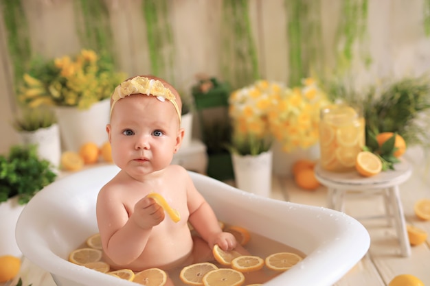 赤ちゃんはレモンと一緒に食べ お風呂でレモネードを飲む プレミアム写真