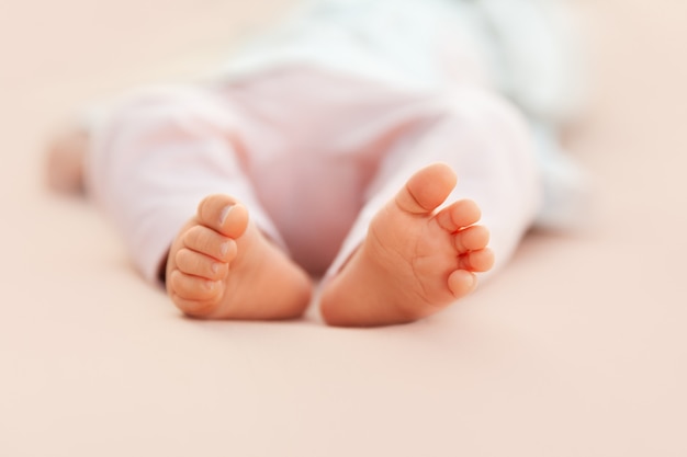 Baby feet, infant barefoot | Premium Photo