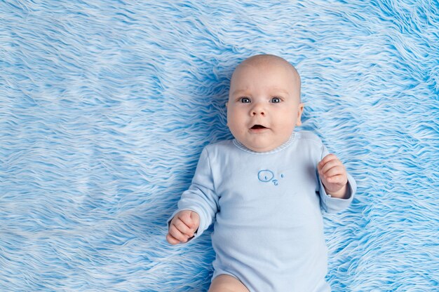 Premium Photo | The baby lies on the blue mat of the house