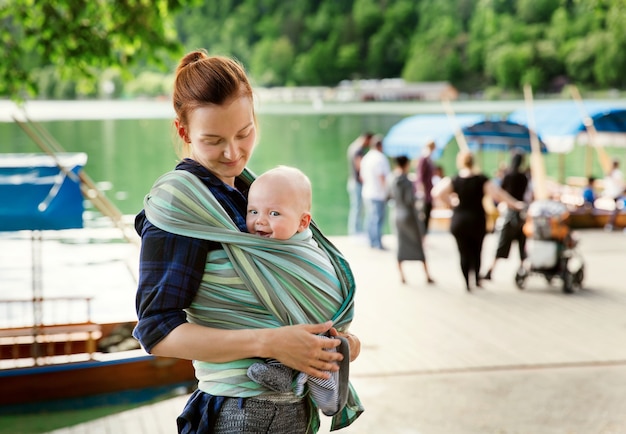 frugter noget Fellow Premium Photo | Baby and mother on green nature mom with little child in sling  baby in wrap cotton carrier
