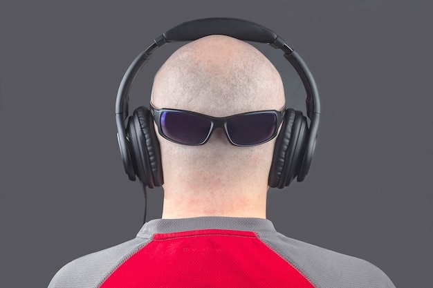 Premium Photo Back Of A Naked Man Listening To Music With Headphones And Sunglasses On The Back