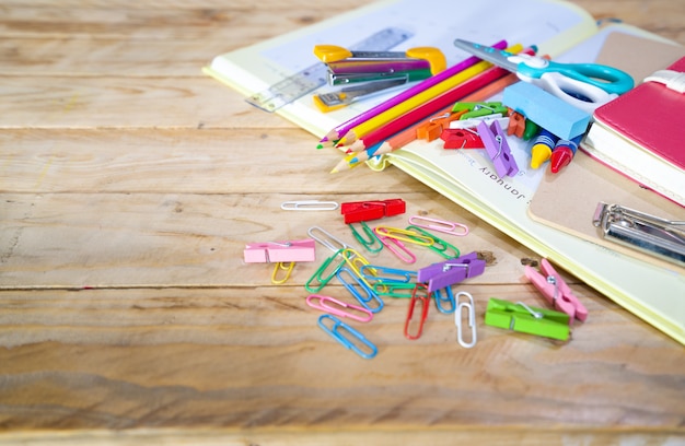 Карандаш a pencil стол a table