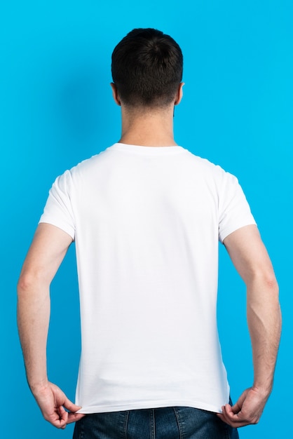 Back view of man in simple t-shirt | Free Photo