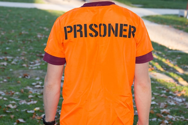 オレンジ色の服を着たアメリカ人囚人の背面図 プレミアム写真