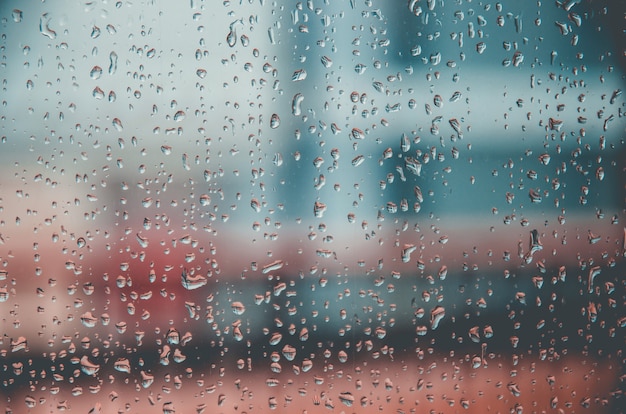 雨滴や水による背景や壁紙は窓ガラスにドロップします プレミアム写真