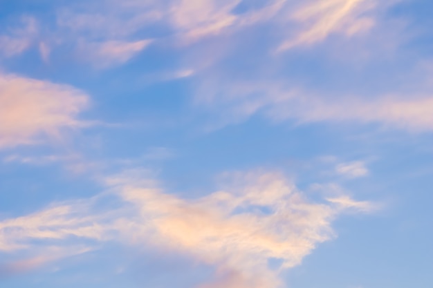 夕焼けの白とピンクの雲と青い空の背景 プレミアム写真