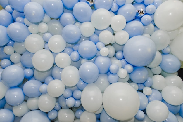 多くの白と青の風船の背景 誕生日パーティーで青と白の風船 プレミアム写真