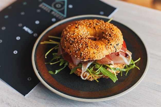 Premium Photo | Bagel with roast beef on the plate