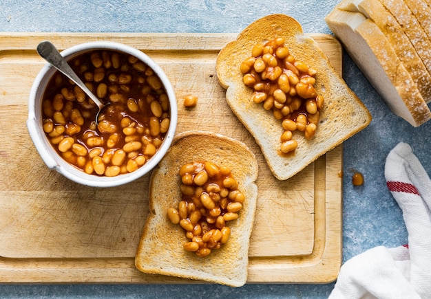 Baked beans on toast easy breakfast food photography Free Photo