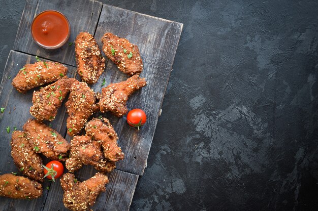 Zapechennye Kurinye Krylyshki S Kunzhutom Ketchup I Sous Chili Svobodnoe Mesto Dlya Teksta Vid Sverhu Vkusnye Zharenye Kurinye Krylyshki Premium Foto