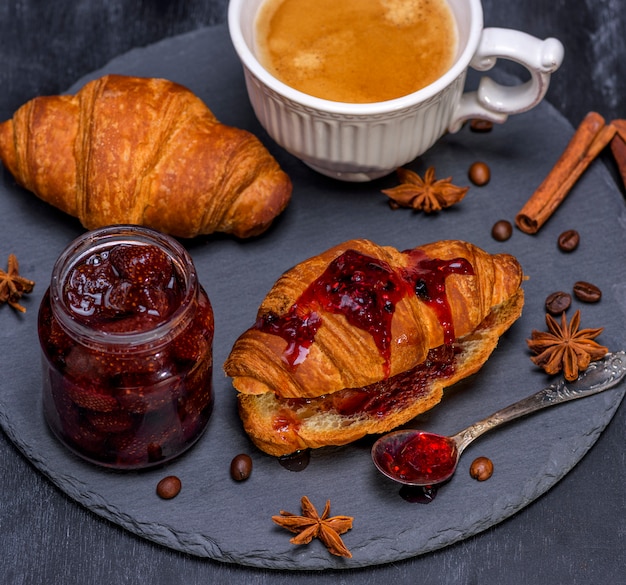 Baked crispy croissants with raspberry jam Premium Photo
