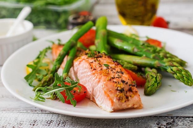 baked-salmon-garnished-with-asparagus-tomatoes-with-herbs_2829-14516.jpg (626×417)