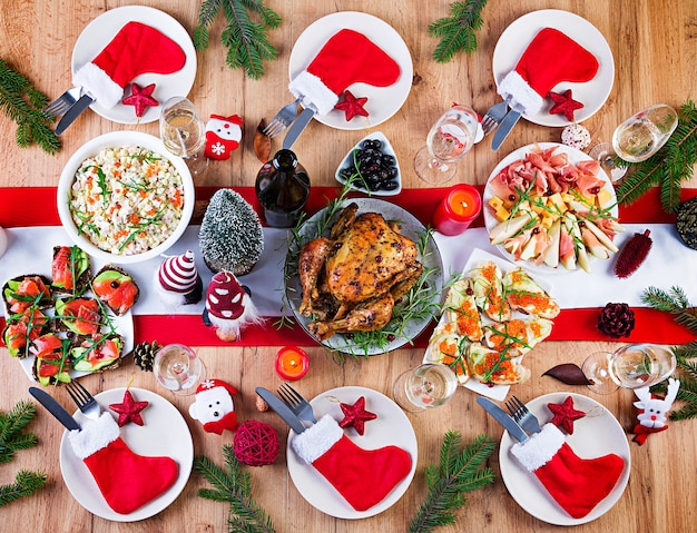 焼き七面鳥 クリスマスディナー クリスマステーブルには 明るい見掛け倒しとキャンドルで飾られた七面鳥が添えられています フライドチキン テーブル 家族との夕食 上面図 フラットレイ オーバーヘッド コピースペース 無料の写真