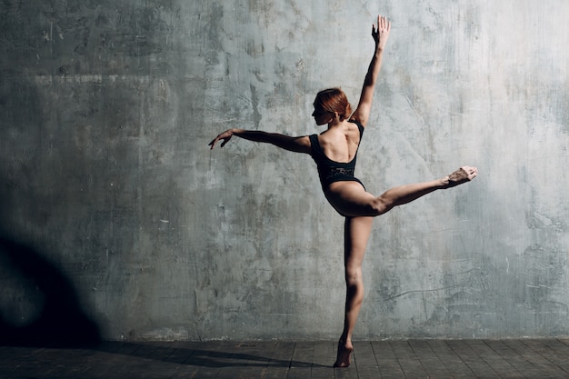 バレリーナの女性 プロの服 トウシューズ 黒体に身を包んだ若い美しい女性バレエダンサー プレミアム写真