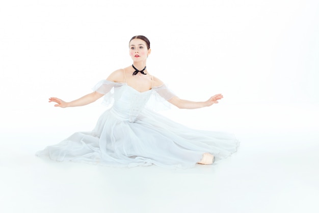 座っている白いドレスのバレリーナ スタジオ 無料の写真