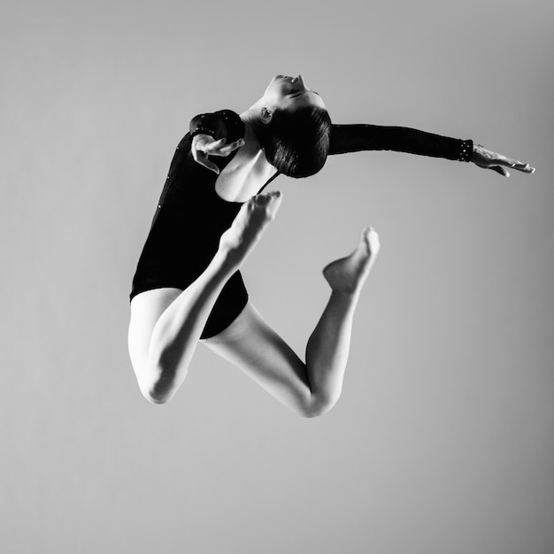 Ballerina jumping and dancing | Premium Photo