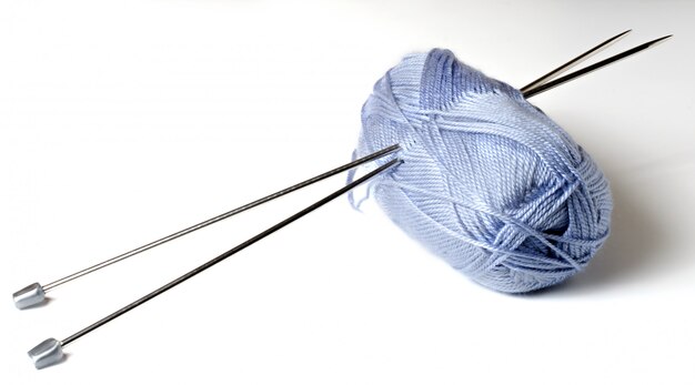 青い糸と編み針のボール プレミアム写真