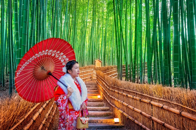 Bamboo forest. asian woman wearing japanese traditional kimono at bamboo forest in kyoto, japan. Free Photo