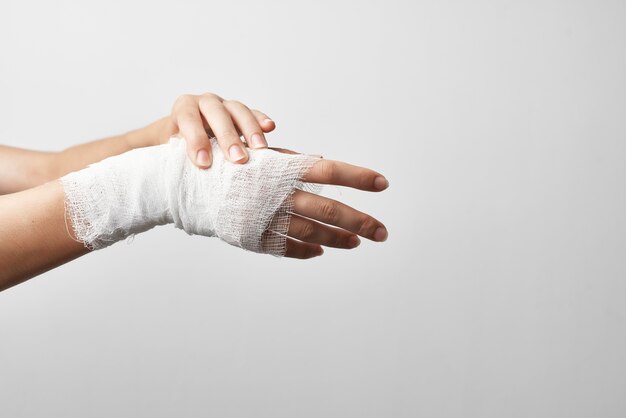 包帯を巻いた腕の怪我骨折の健康問題の治療 プレミアム写真