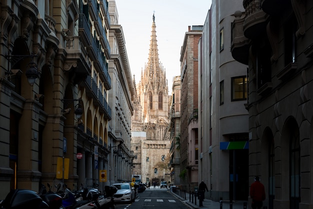 日の出 バルセロナ カタルーニャ スペインのゴシック地区のゴシック地区のバルセロナ大聖堂 プレミアム写真