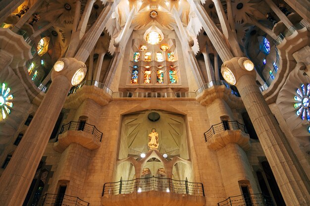 バルセロナスペイン12月サグラダファミリアインテリア柱ヴォールトステンドグラスと天井 プレミアム写真