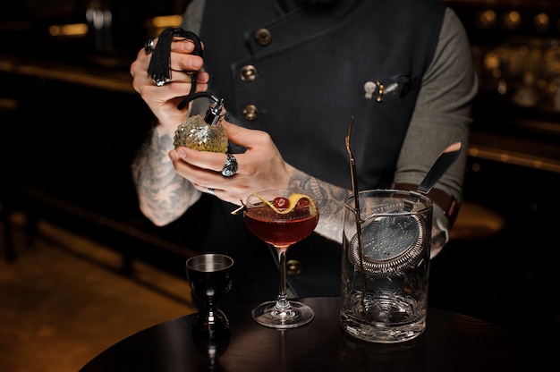 Premium Photo | Bartender spraying on the delicious cocktail with a ...