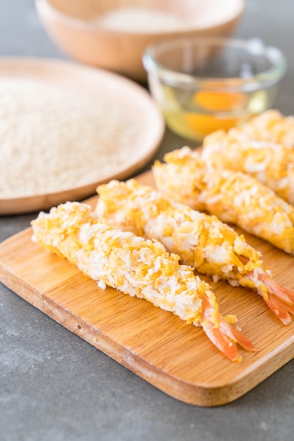 free-photo-batter-fried-prawns-on-wood-board