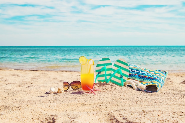 Beach background with a cocktail by the sea. selective focus. Premium Photo