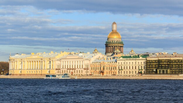 Premium Photo Beatiful View Neva River With Isaakievsky Cathedral In Saint Petersburg