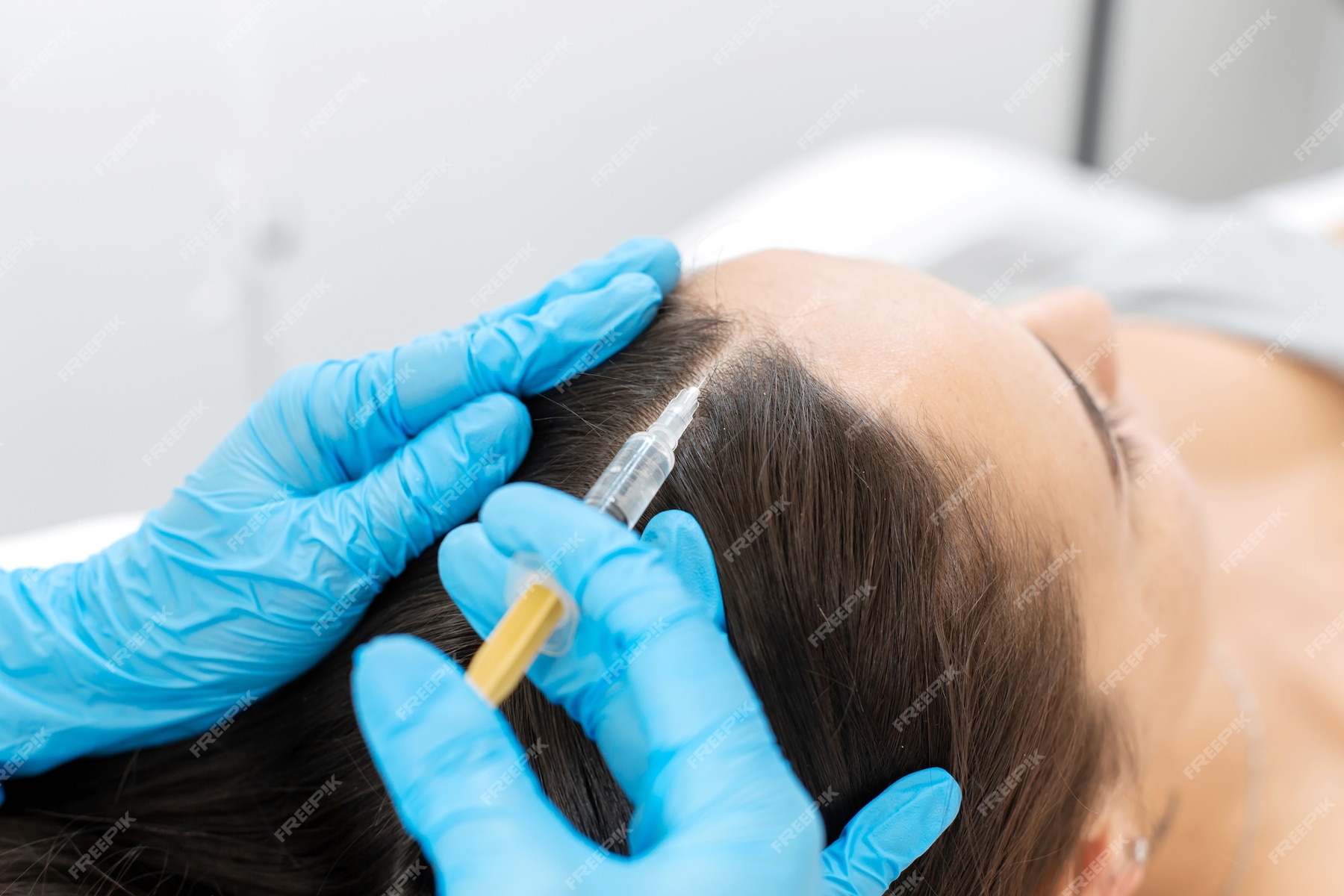 Premium Photo | Beautician makes injections of vitamins into the scalp ...