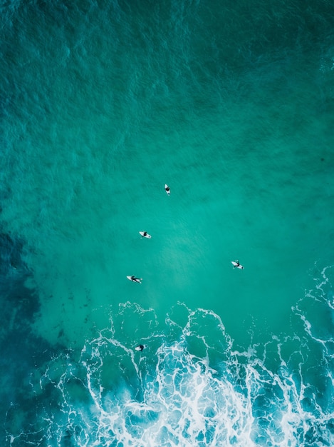 鳥瞰図で真上から海の波の美しい空中ショット 完璧な壁紙 無料の写真