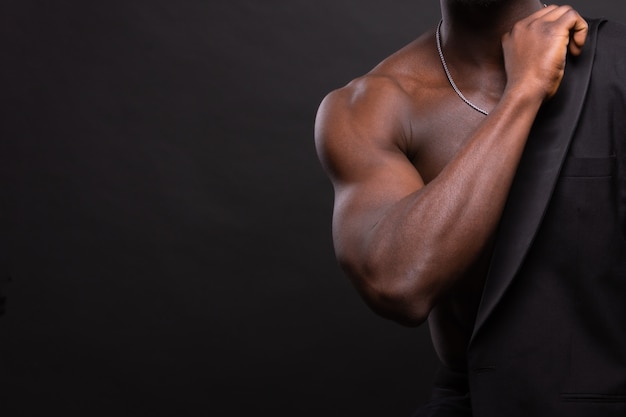 暗闇の中で美しいと筋肉の黒人男性 プレミアム写真