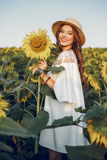 ひまわり畑で美しく スタイリッシュな女の子 無料の写真
