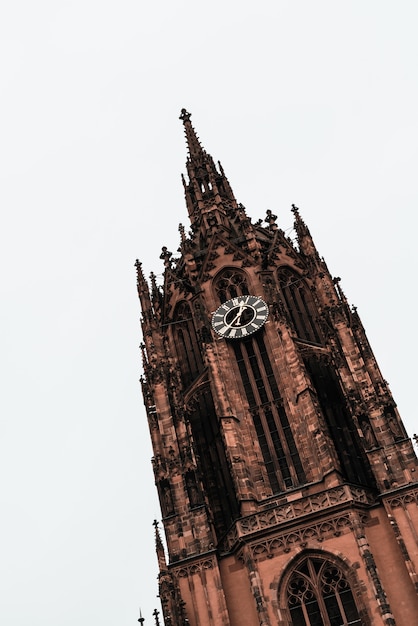 ドイツのフランクフルト大聖堂カイザードン聖バルトロマウスの美しい建築 プレミアム写真