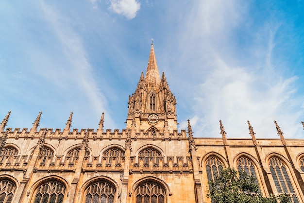 イギリス、オックスフォードの聖母マリア大学教会の美しい建築物。
