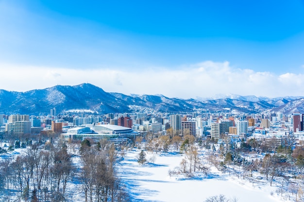 冬の季節の札幌市北海道の山の風景と美しい建築 無料の写真