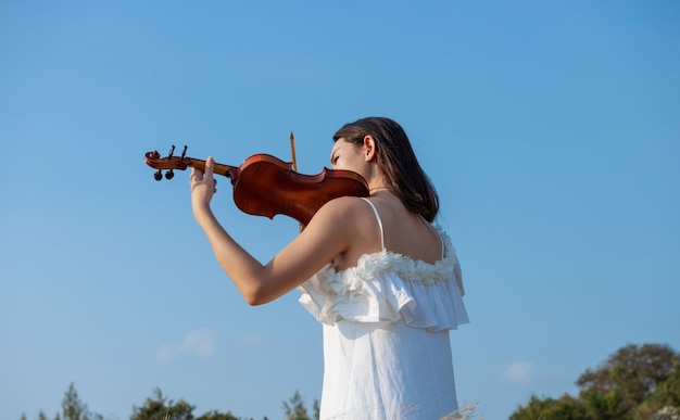 [Image: beautiful-asia-girl-white-dress-playing-...10-413.jpg]