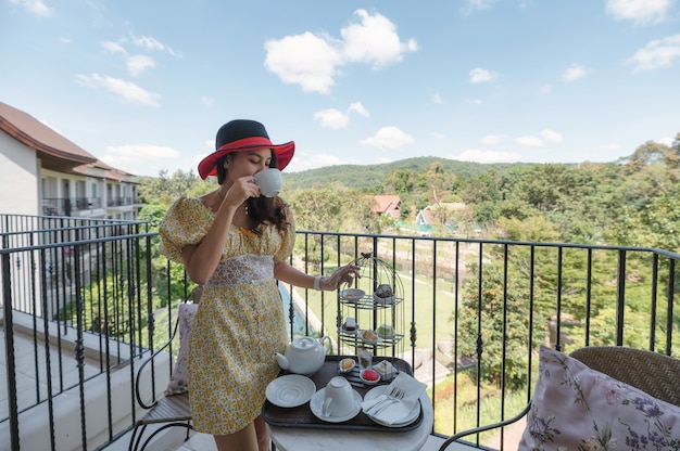 Привлекательная азиатка на балконе отеля